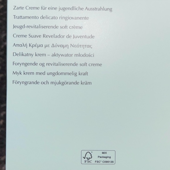 NIB Estée Lauder revitalizing supreme, plus youth power, soft cream 2.5 oz - Picture 2 of 16